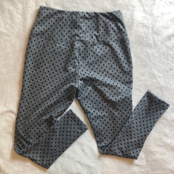 Chico Zenergy Leggings. EUC Gray w/ Black dots. Size 1 or 8/10. Cute! - Picture 3 of 6